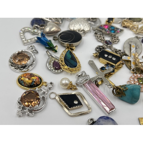 1164 - A collection of pendants