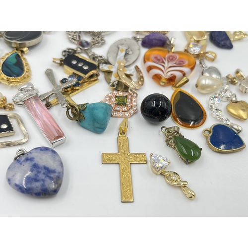 1164 - A collection of pendants