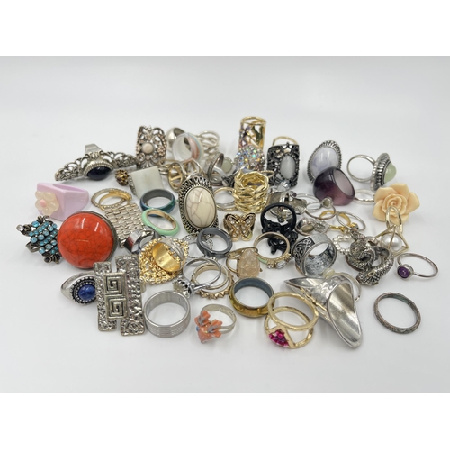 1167 - A collection of fashion rings