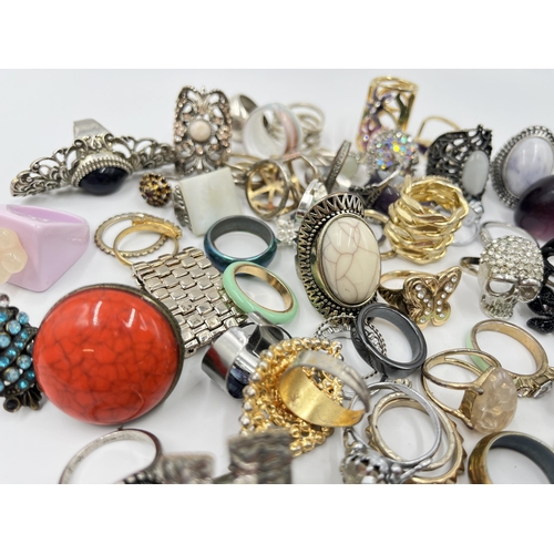 1167 - A collection of fashion rings