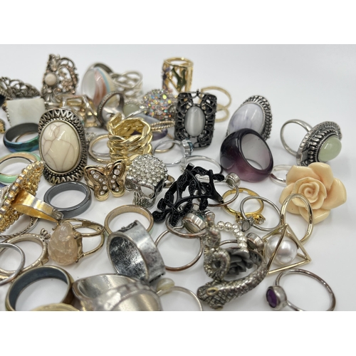 1167 - A collection of fashion rings