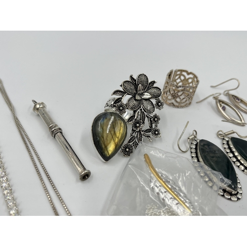 1169A - A collection of .925 silver jewellery