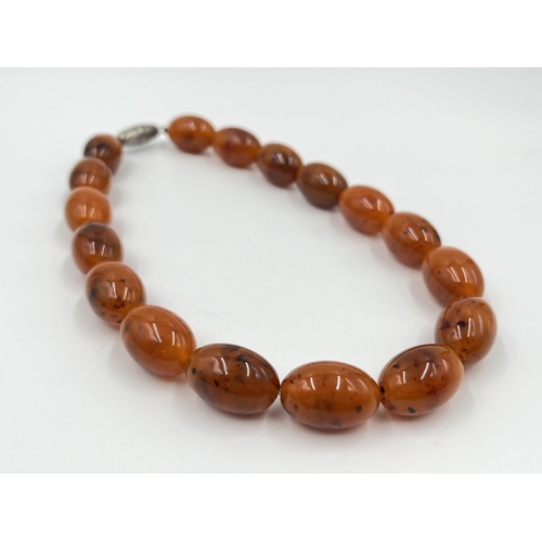 1171 - A vintage amber bakelite 45cm beaded necklace with white metal clasp