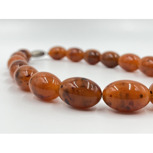 1171 - A vintage amber bakelite 45cm beaded necklace with white metal clasp