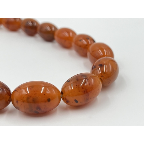 1171 - A vintage amber bakelite 45cm beaded necklace with white metal clasp