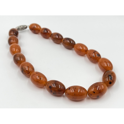 1171 - A vintage amber bakelite 45cm beaded necklace with white metal clasp