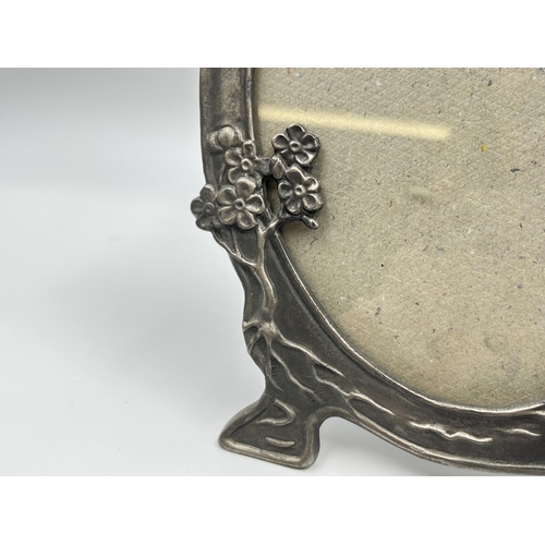 1233 - An Art Nouveau style pewter photo frame - approx. 21cm x 15cm wide