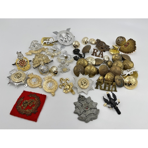 1264 - A collection of military badges and buttons