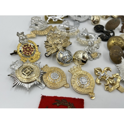 1264 - A collection of military badges and buttons