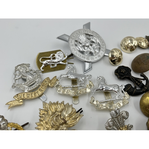 1264 - A collection of military badges and buttons