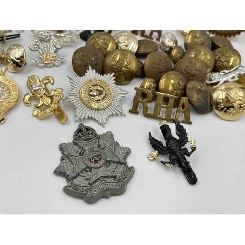 1264 - A collection of military badges and buttons