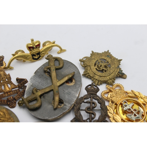 1148 - Fifteen military cap badges to include French, Submarines, Australian etc.