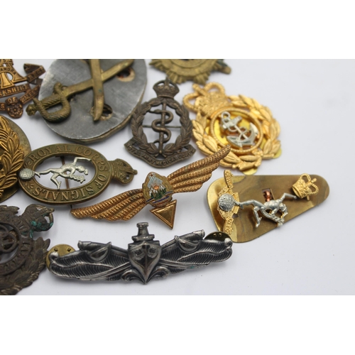 1148 - Fifteen military cap badges to include French, Submarines, Australian etc.