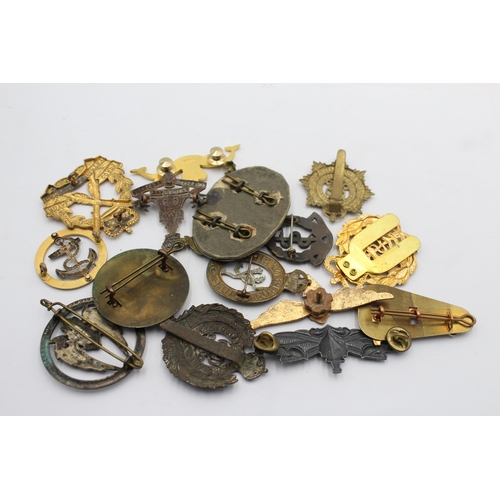 1148 - Fifteen military cap badges to include French, Submarines, Australian etc.