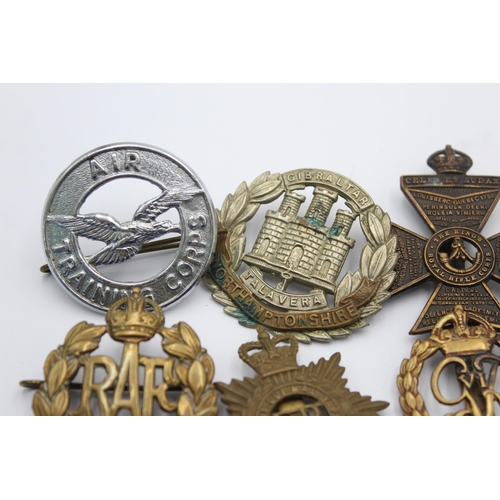 1150 - Ten military cap badges to include R.F.C, R.A.F, Northamptonshire etc.