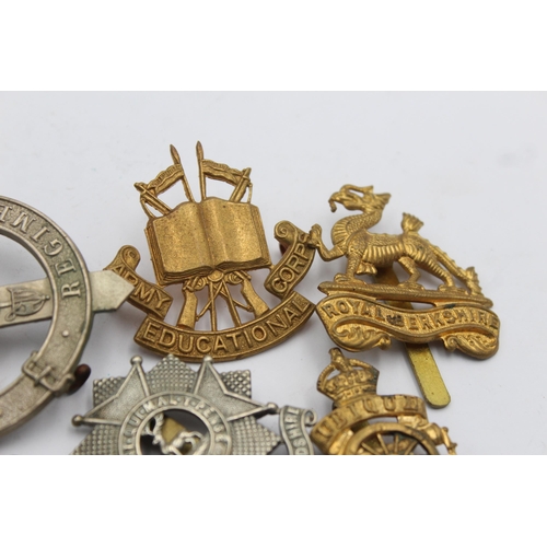 1154 - Ten military cap badges to include Bedfordshire, Army Educational Corps, Royal Berkshire etc.