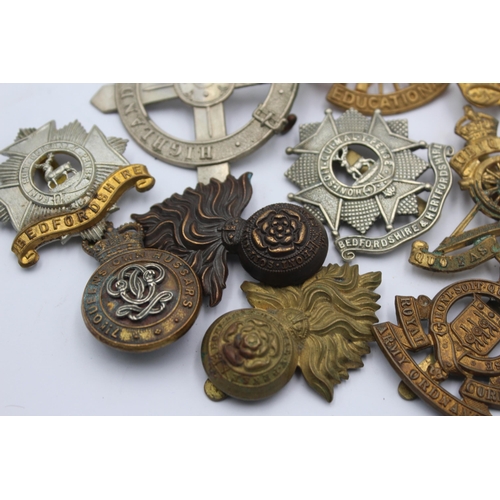 1154 - Ten military cap badges to include Bedfordshire, Army Educational Corps, Royal Berkshire etc.