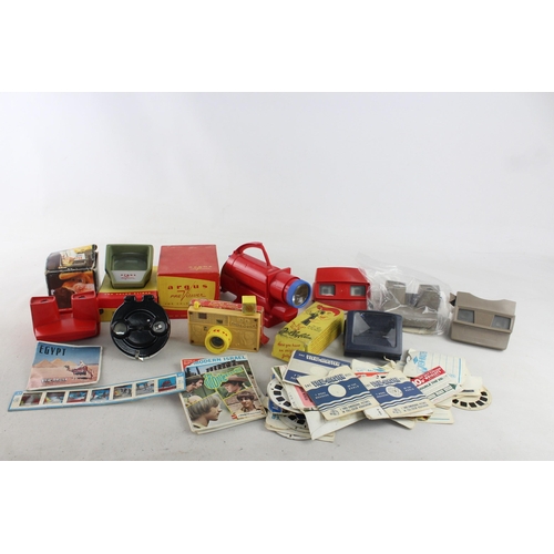 330 - A large collection of vintage view finders to include Fisher-Price, Argus Pre-Viewer etc.