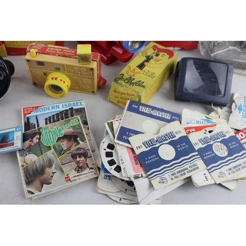 330 - A large collection of vintage view finders to include Fisher-Price, Argus Pre-Viewer etc.