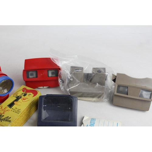 330 - A large collection of vintage view finders to include Fisher-Price, Argus Pre-Viewer etc.