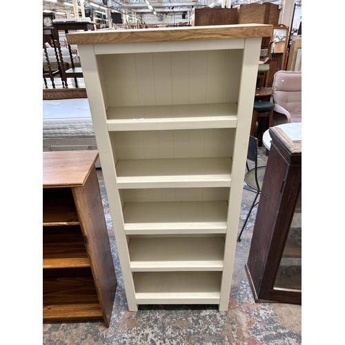 10 - A modern oak and white painted five tier free standing open bookcase - approx. 140cm high x 60cm wid... 