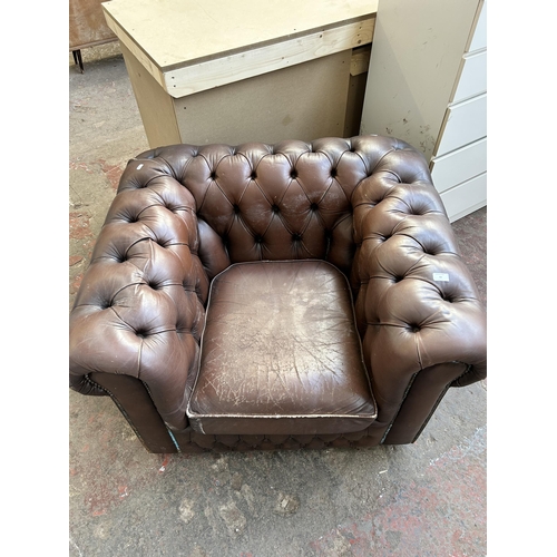 68 - A brown leather Chesterfield club chair - approx. 68cm high x 107cm wide x 91cm deep