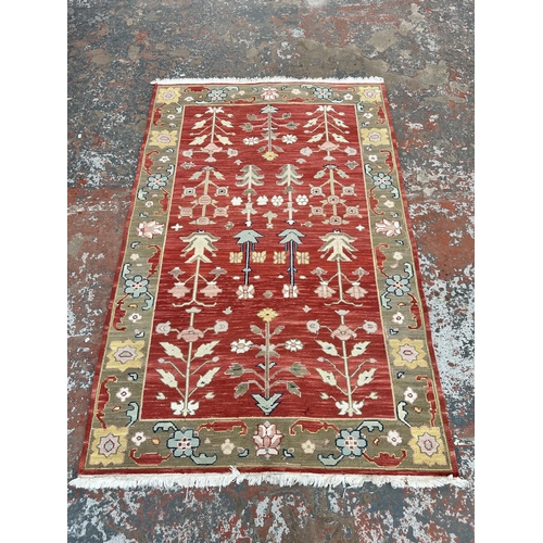 137A - A vintage hand knotted floral patterned rug - approx. 180cm x 118cm
