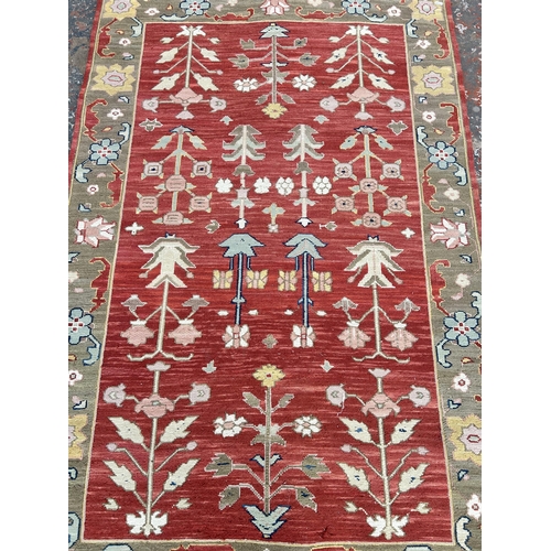 137A - A vintage hand knotted floral patterned rug - approx. 180cm x 118cm