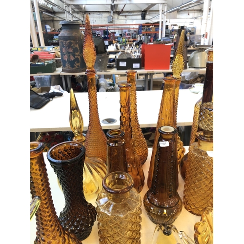 264 - Twenty seven pieces of mid 20th century amber glassware to include genie bottles, centrepiece bowls ... 