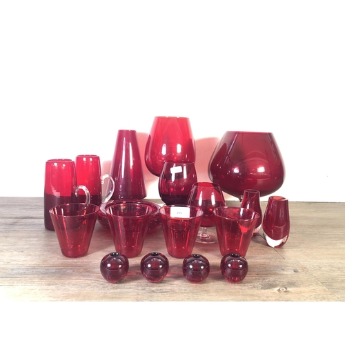 275 - Eighteen pieces of red glassware to include Whitefriars controlled bubble circular dish etc.