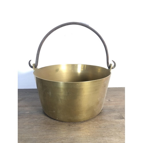 301 - A Victorian brass preserve pan - approx. 18cm high x 30cm diameter