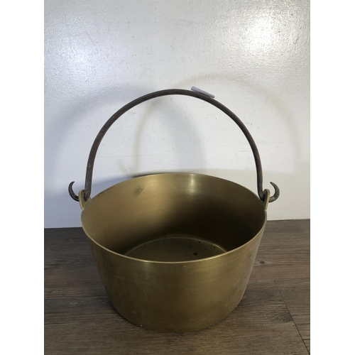 301 - A Victorian brass preserve pan - approx. 18cm high x 30cm diameter