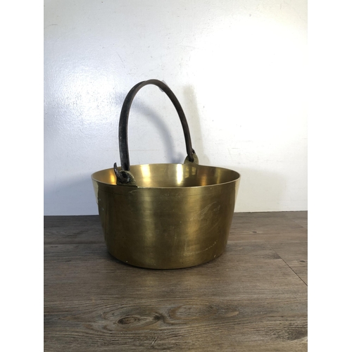 301 - A Victorian brass preserve pan - approx. 18cm high x 30cm diameter