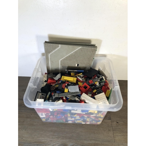 321 - A large quantity of Lego