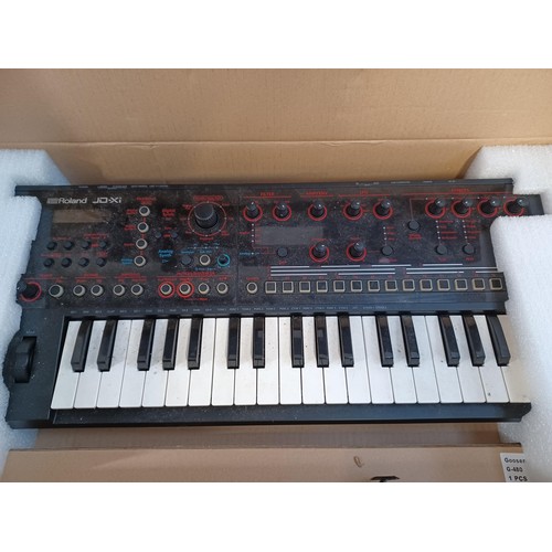 622 - A boxed Roland JD-Xi interactive analogue/digital crossover synthesizer keyboard