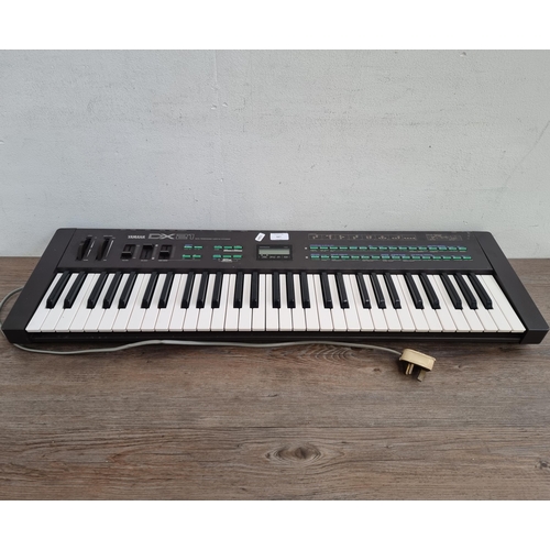 627 - A Yamaha DX21 digital programmable Algorithm synthesizer keyboard