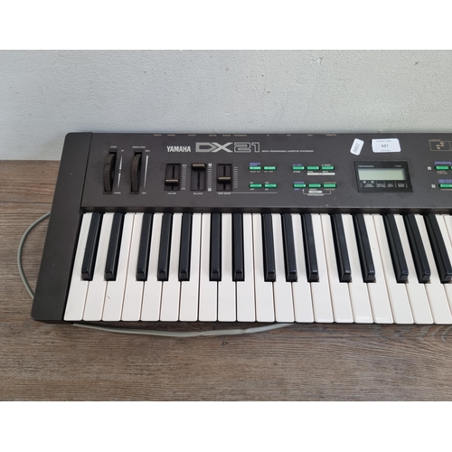 627 - A Yamaha DX21 digital programmable Algorithm synthesizer keyboard