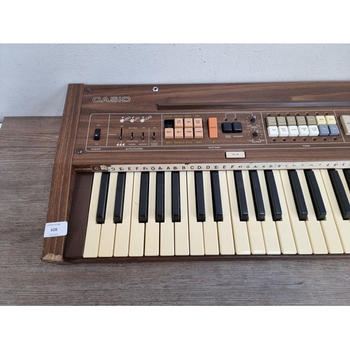 628 - A Casio Casiotone 401 electronic keyboard