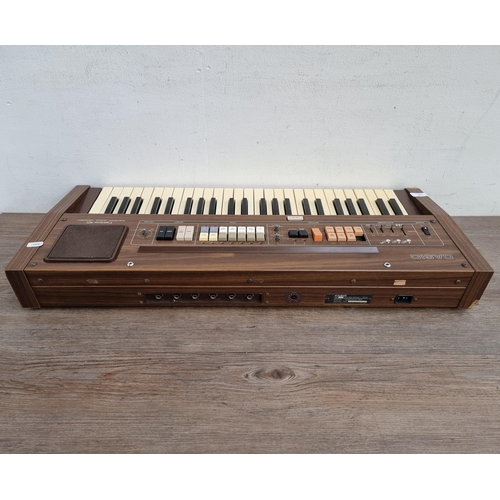 628 - A Casio Casiotone 401 electronic keyboard