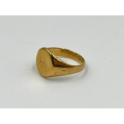 1083 - An Edwardian hallmarked Birmingham 18ct gold signet ring, dated 1906, size M½ - approx. gross weight... 