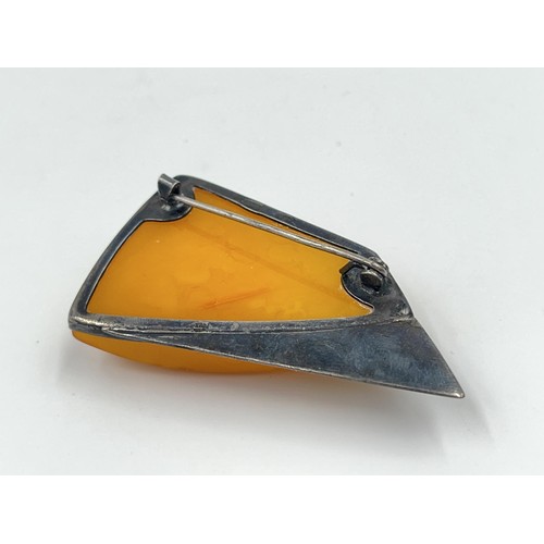 1084 - A mid 20th century Russian .875 silver butterscotch amber brooch - approx. gross weight 12.45 grams