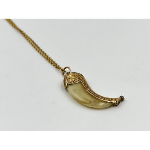 1087 - A 9ct gold chain necklace with antique 9ct gold and faux claw pendant - approx. gross weight of chai... 