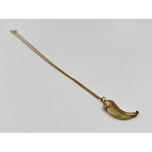 1087 - A 9ct gold chain necklace with antique 9ct gold and faux claw pendant - approx. gross weight of chai... 