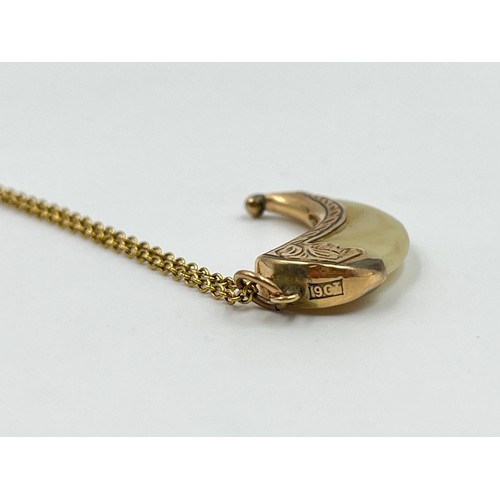 1087 - A 9ct gold chain necklace with antique 9ct gold and faux claw pendant - approx. gross weight of chai... 