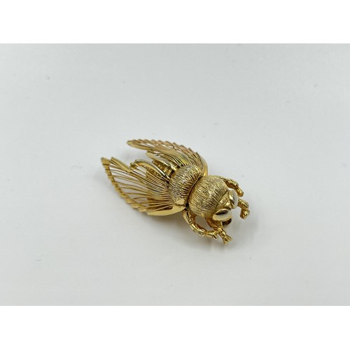 1090 - A vintage Monet gold tone bee brooch - approx. gross weight  12.10 grams