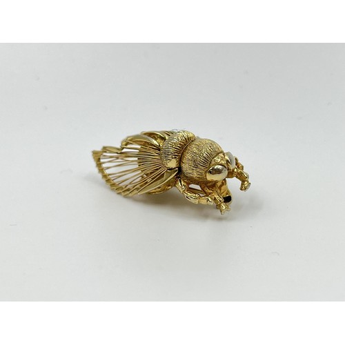 1090 - A vintage Monet gold tone bee brooch - approx. gross weight  12.10 grams