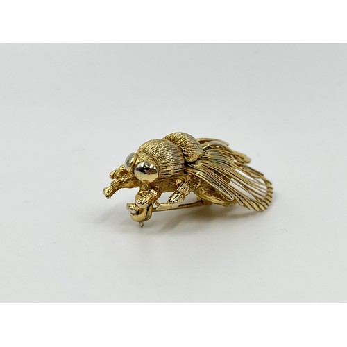 1090 - A vintage Monet gold tone bee brooch - approx. gross weight  12.10 grams