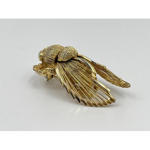 1090 - A vintage Monet gold tone bee brooch - approx. gross weight  12.10 grams