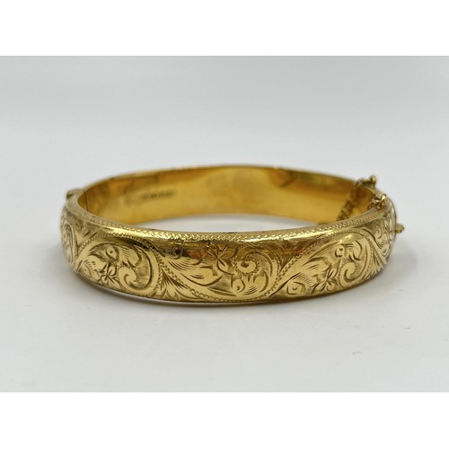 1095 - A 9ct metal core foliate etched bangle - approx. gross weight  24.22 grams