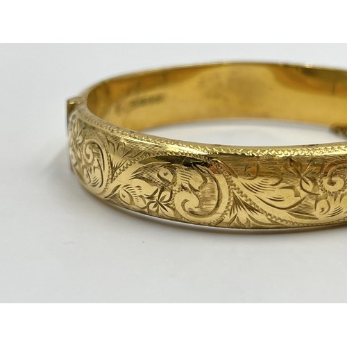 1095 - A 9ct metal core foliate etched bangle - approx. gross weight  24.22 grams